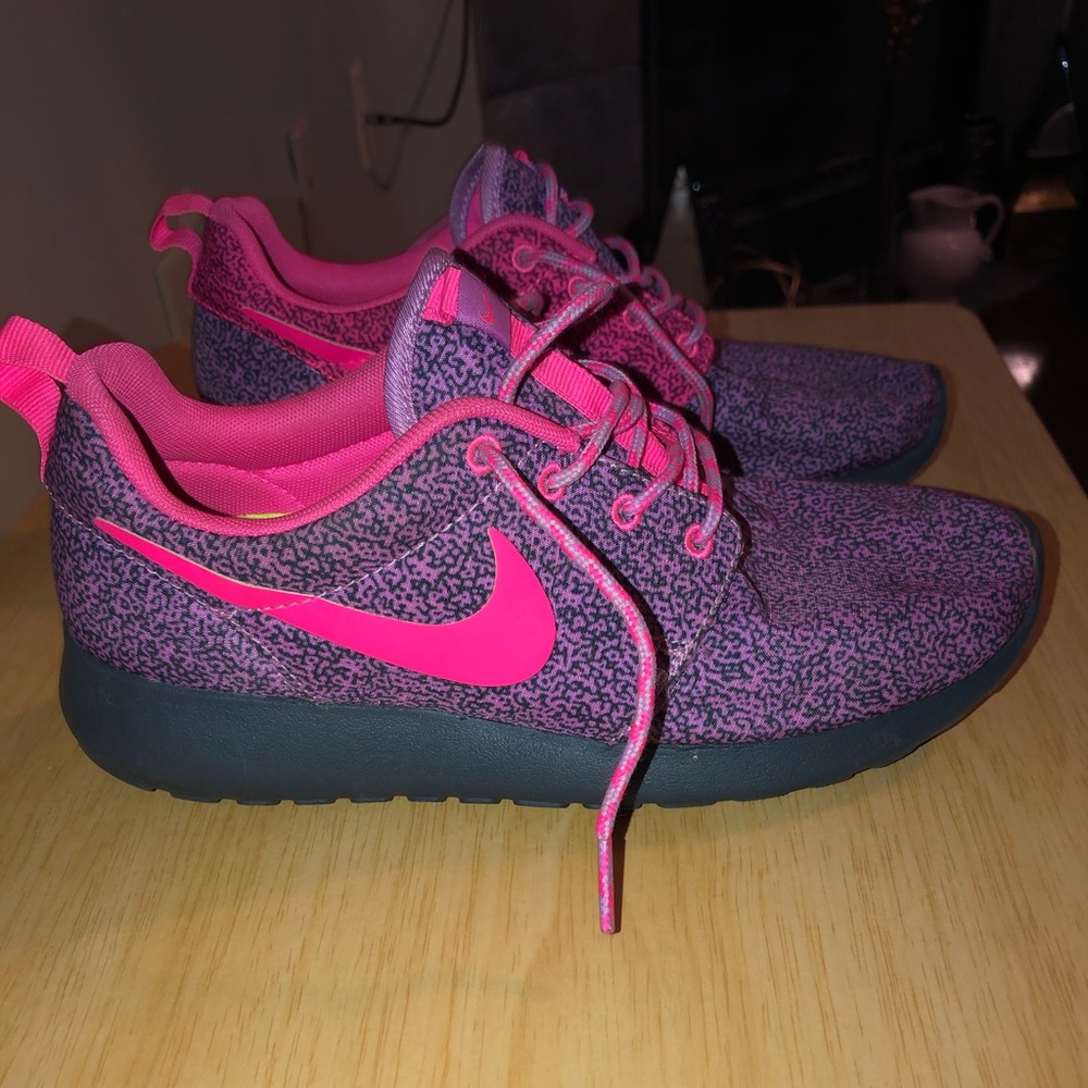 Nike Rosherun 6youth or 8 women